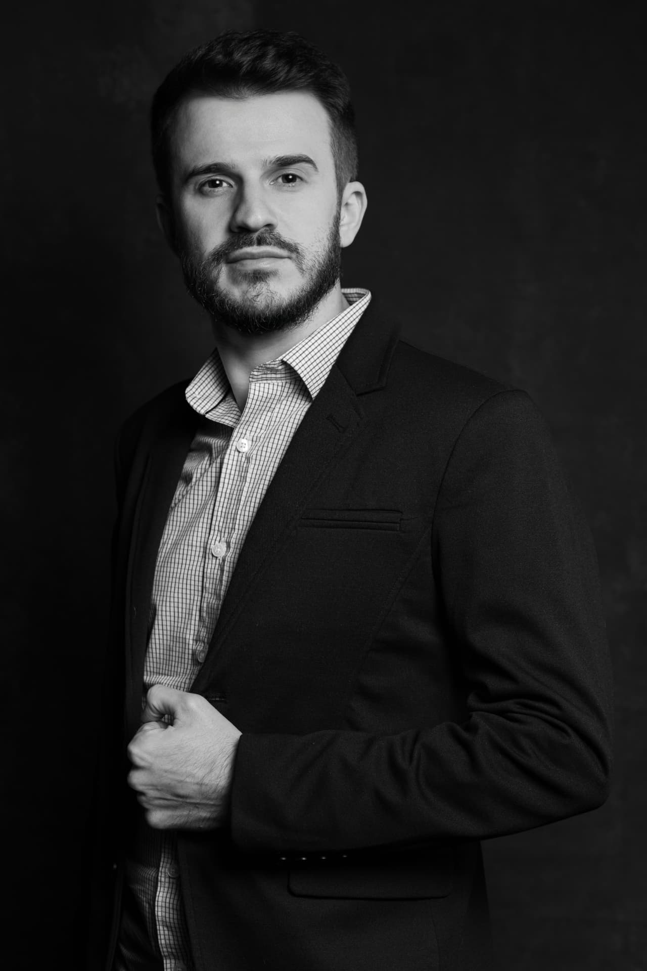 Leandro Pozzebon, fundador da Essenzzo Consultoria, retrato em preto e branco